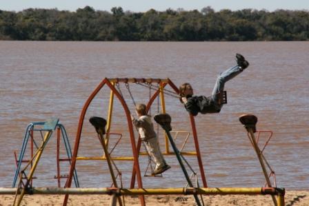 Ithana und Marnas beim Schaukeln am Gerst